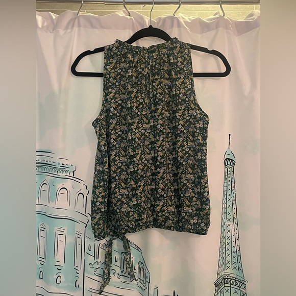 Cute Sienna Sky Sleeveless Blouse with Elastic Bottom - Size XS - Picture 3 of 9